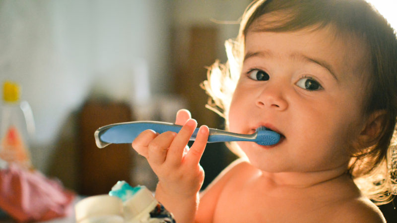Escovar os dentes do bebê: como fazer e quando começar