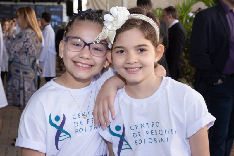 Menina de 8 anos (que está em tratamento contra leucemia) emociona ao fazer palestra em escola sobre acolhimento a meninas carecas