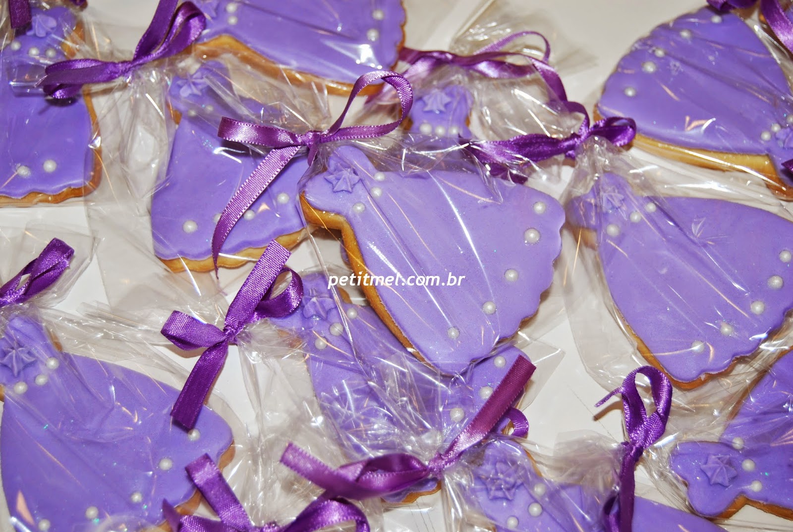 Biscoitos decorados em formato de vestido de princesa