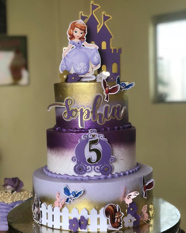 Bolo de andares com enfeites de papel para festa Princesa Sofia
