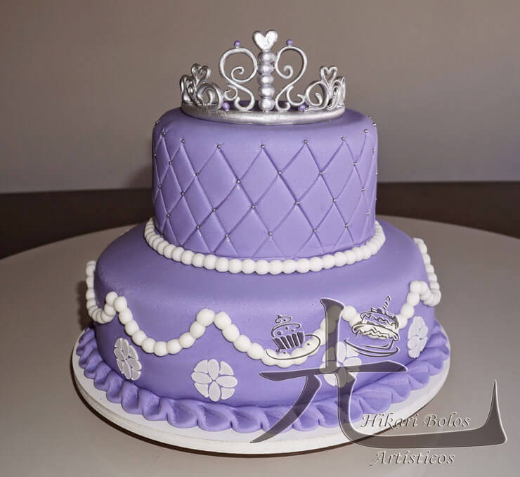 Bolo lilás com coroa de princesa