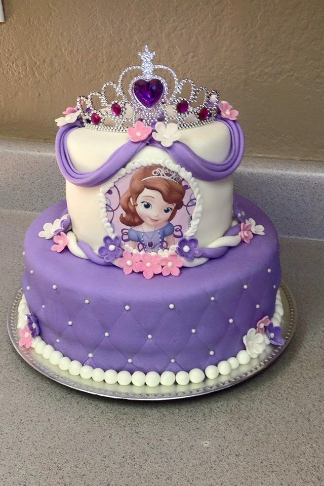 Bolo da Princesa Sofia com coroa no topo