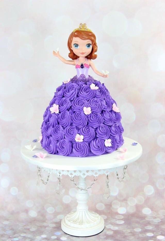 Bolo de festa Princesa Sofia decorado com boneca