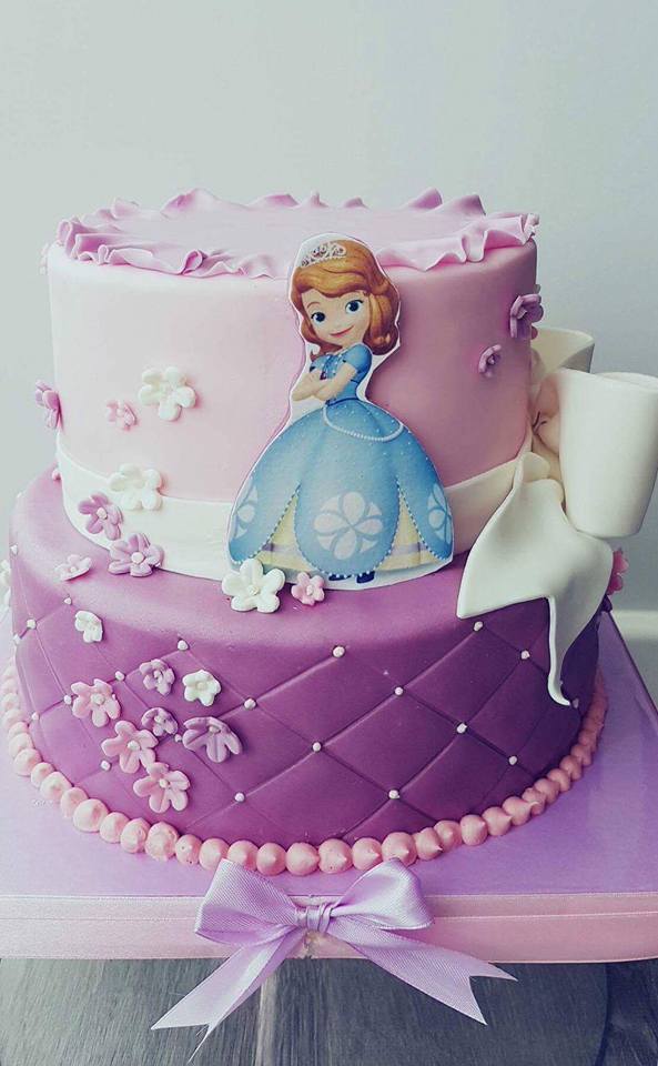 Bolo decorado com enfeite de papel da Princesa Sofia