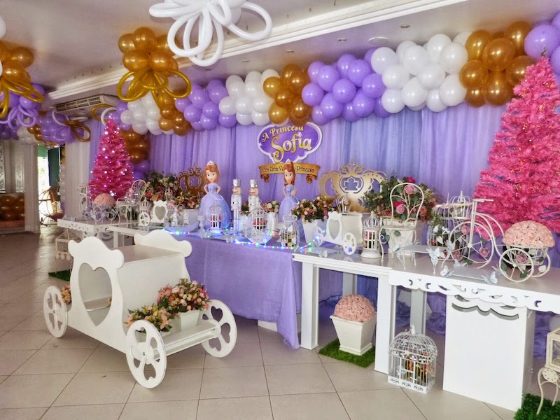 Carruagem e balões na decoração da festa Princesa Sofia