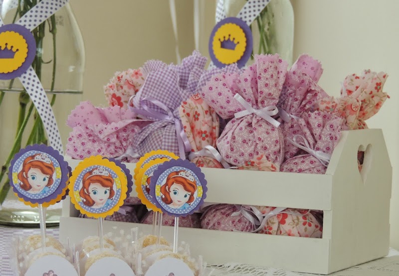 Bombons embrulhados em cestinha para festa Princesa Sofia