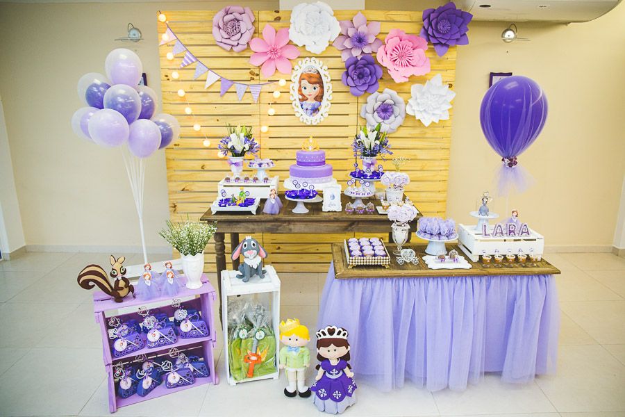 Decoração de festa Princesa Sofia com flores de papel