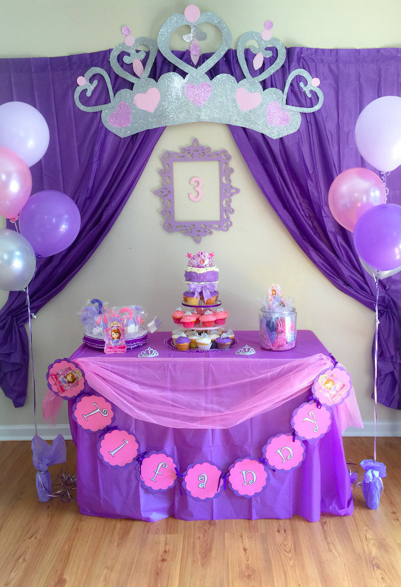 Mesa de festa Princesa Sofia com toalha de TNT e tule