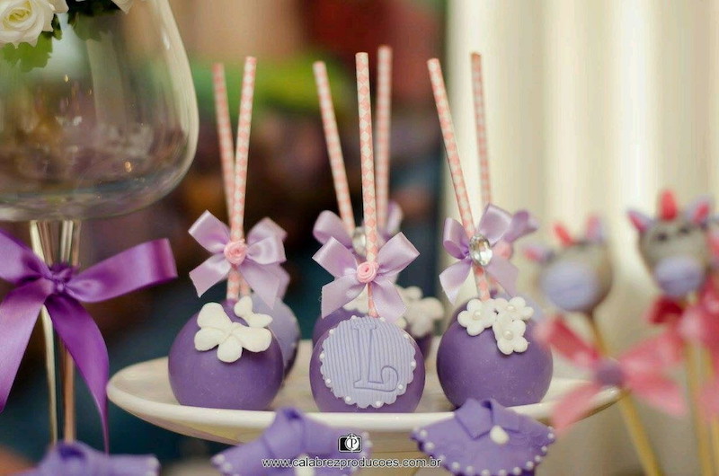Maçã do amor decorada com o tema Princesa Sofia