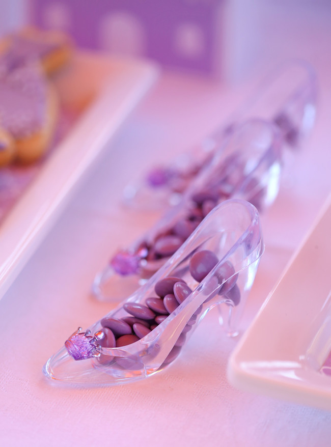 Porta-doces em formato de sapatinho de cristal com docinhos