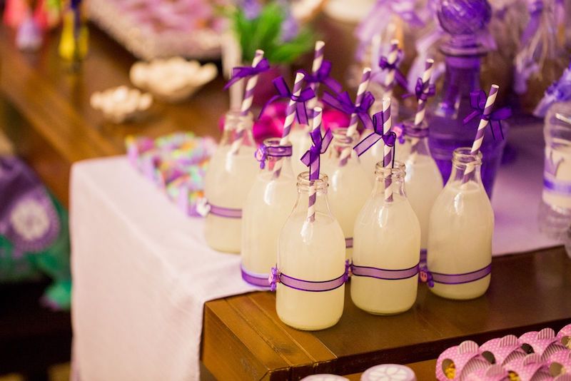 Sucos servidos em garrafinhas decoradas na festa Princesa Sofia