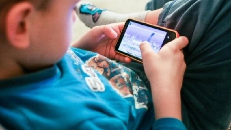 Meu filho não sai do celular, o que fazer? Especialista responde