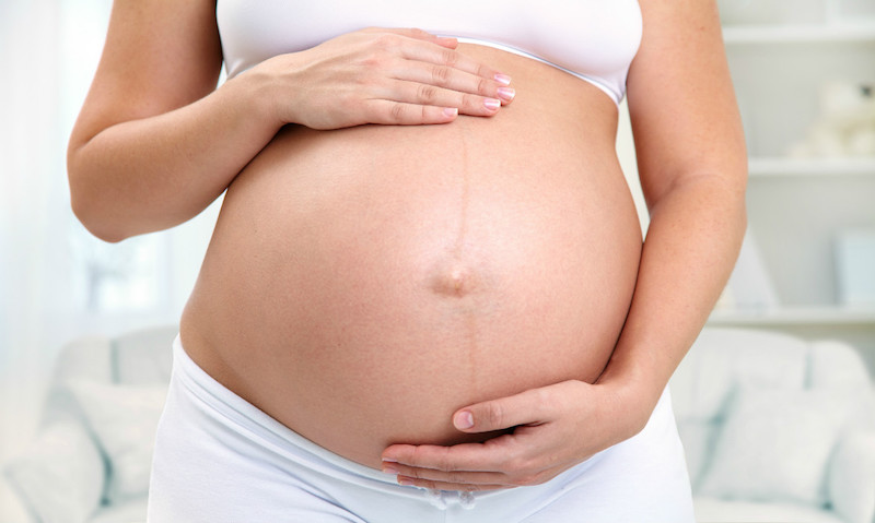 Linha nigra na barriga durante a gravidez (precisa se preocupar?)