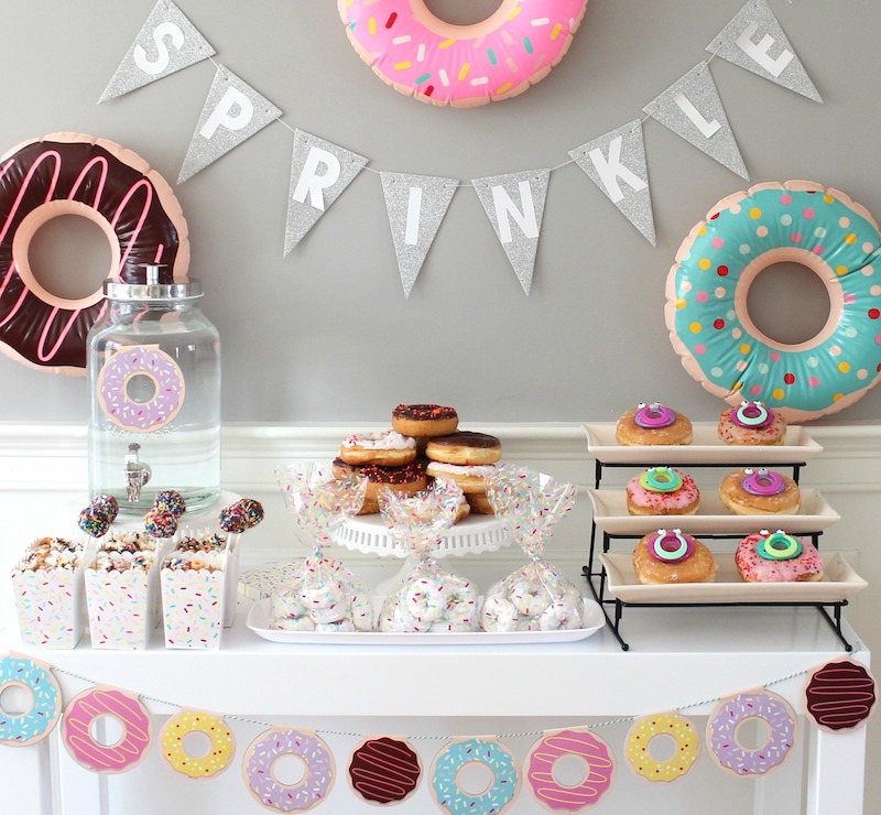 inspiração de decoração de mesa principal com tema rosquinhas