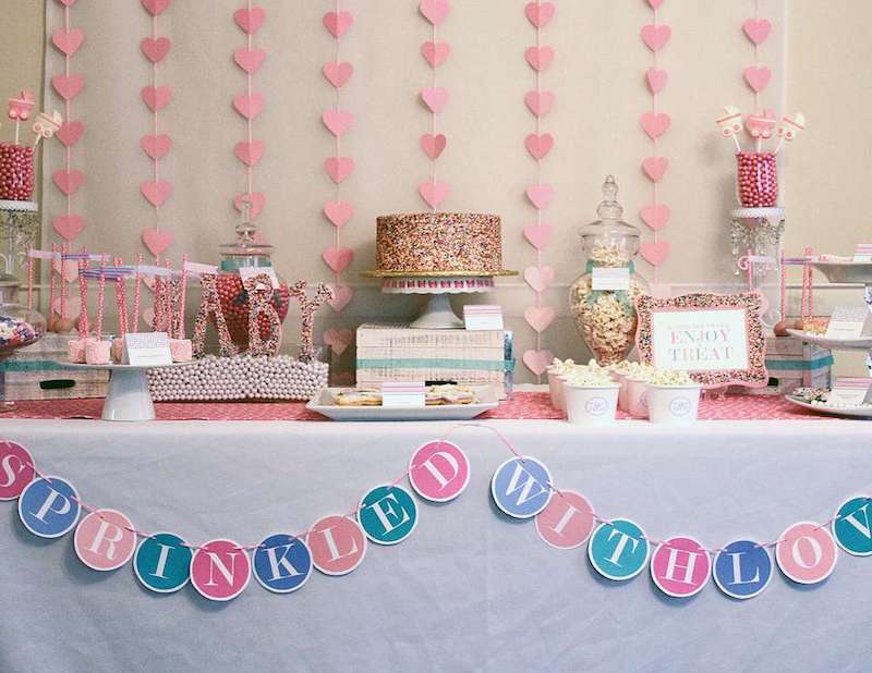 mesa principal de um chá de bebê com muito amor