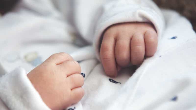 Bebê com menos de um ano morre nos EUA por COVID-19 – como proteger nossos filhos?