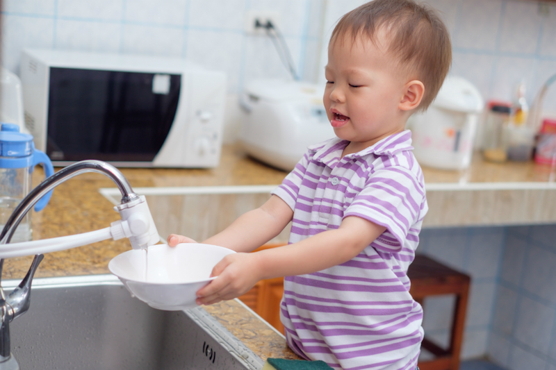 As tarefas de casa que seu filho pode fazer de acordo com a idade
