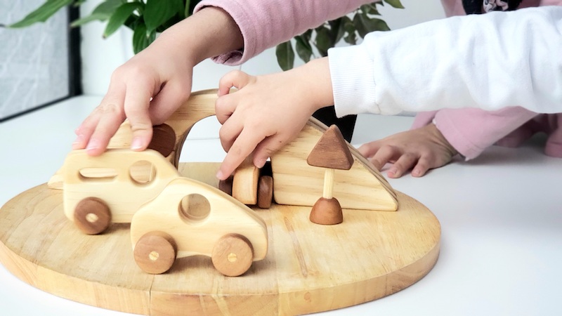 Um brinquedo, muitas brincadeiras – sobre brinquedos de madeira