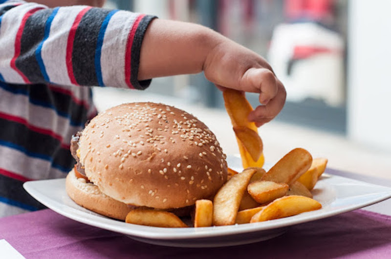 Seu filho está comendo muito? Saiba ler os sinais da compulsão alimentar