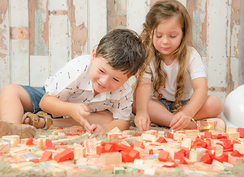 Construir os próprios brinquedos estimula os sentidos, da visão à comunicação