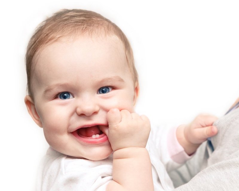 Primeiros dentes do bebê: quando nascem e quantos são