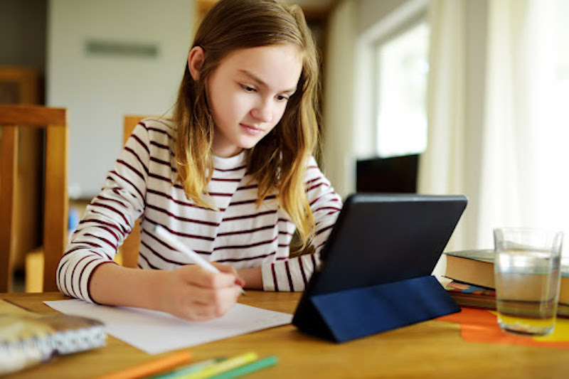 Veja dicas de como ajudar as crianças com as aulas online