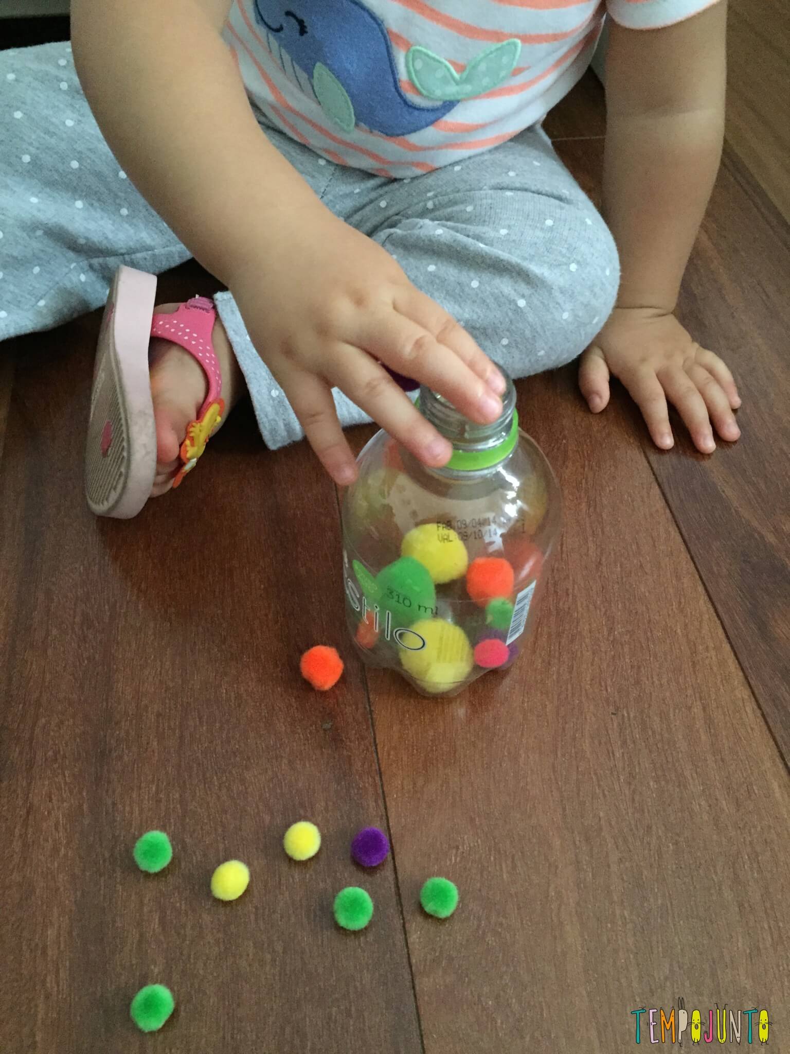 Transferência de pompons com pinça - coordenação motora fina infantil