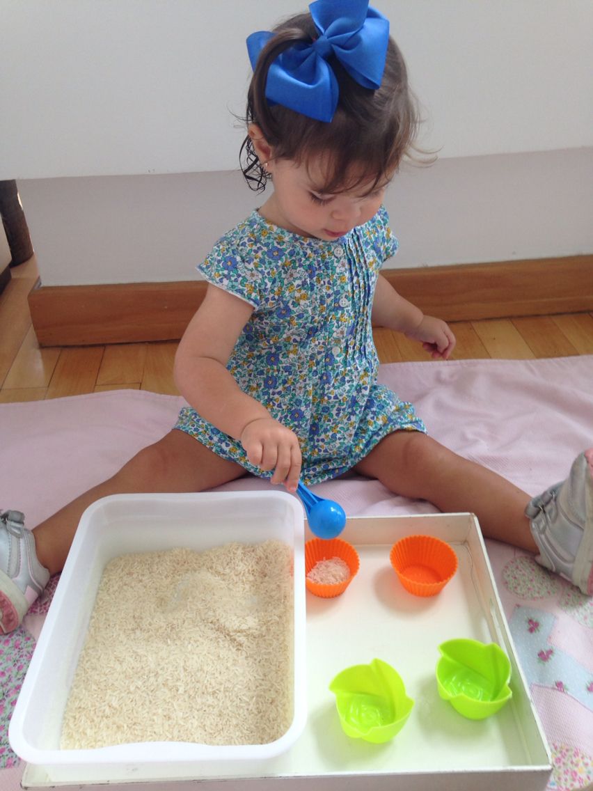 Transferência de sólidos com colher - atividade Montessori para bebês