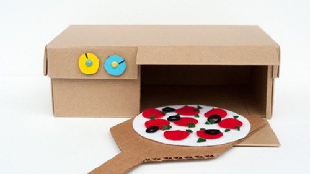 Forno de pizza feito com caixa de sapato de papelão