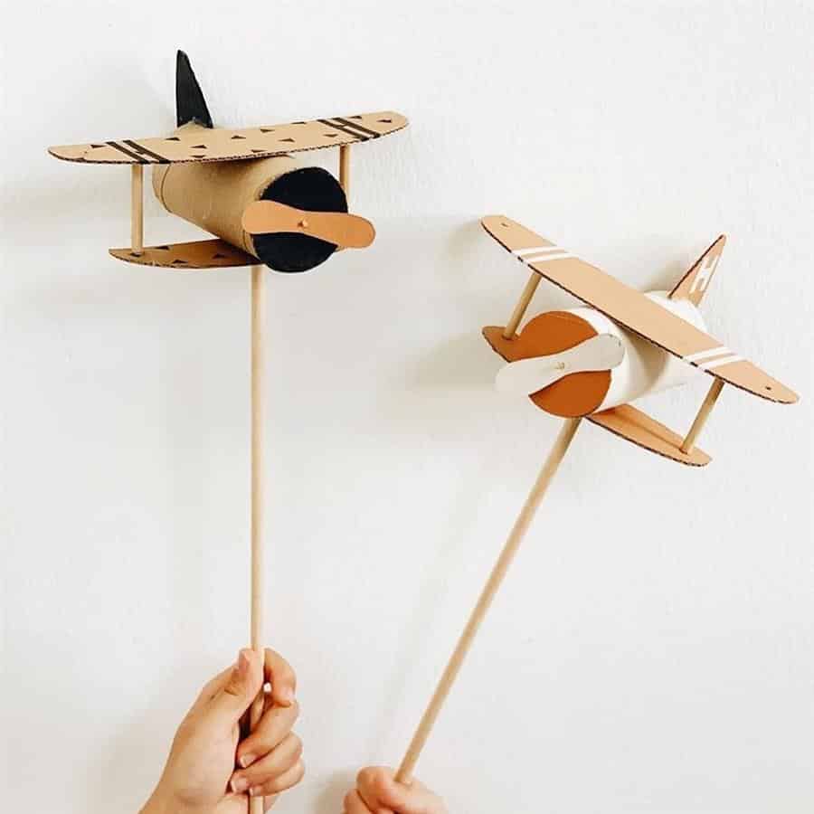 Avião feito com rolo de papel higiênico e papelão