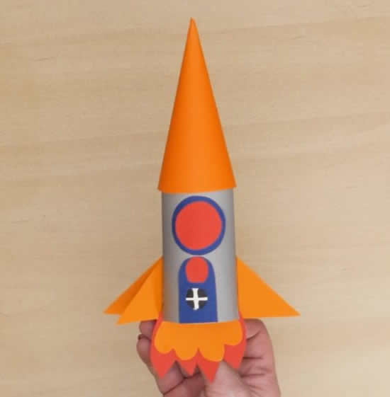 Foguete feito com rolo de papel higiênico decorado