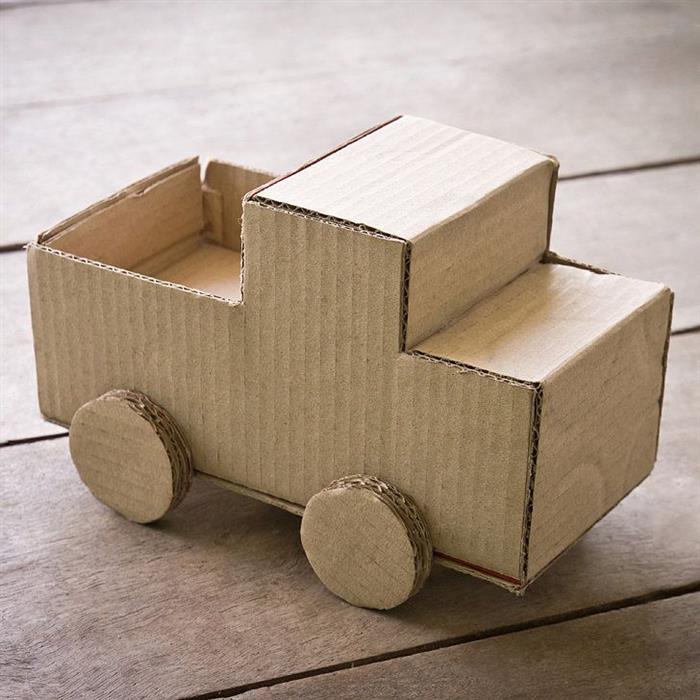 Carrinho feito de caixa de papelão com rodas e decoração