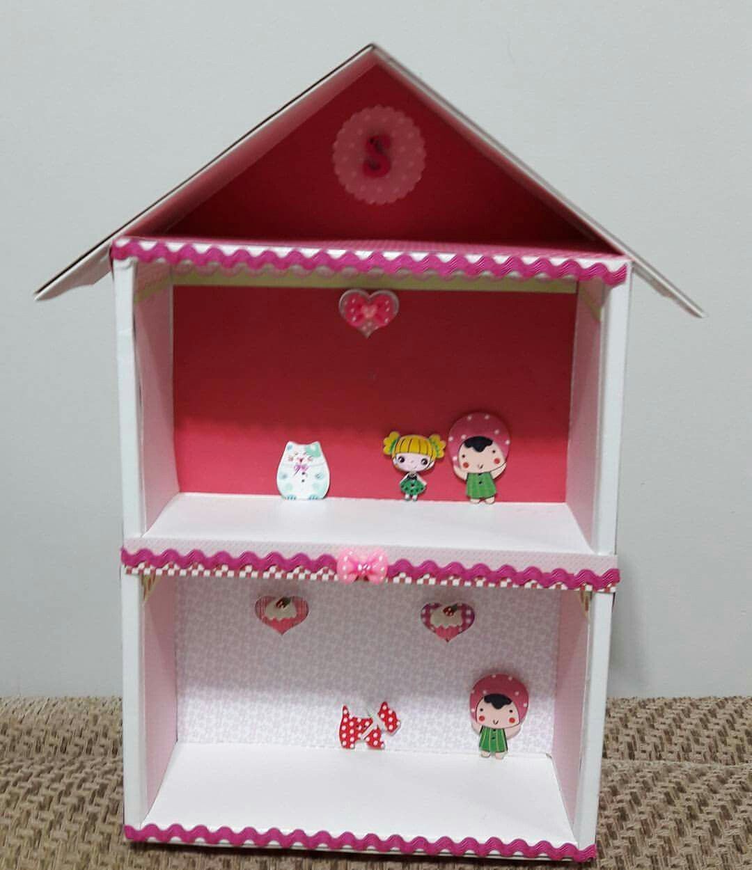 Casinha de boneca feita de papelão com cômodos decorados