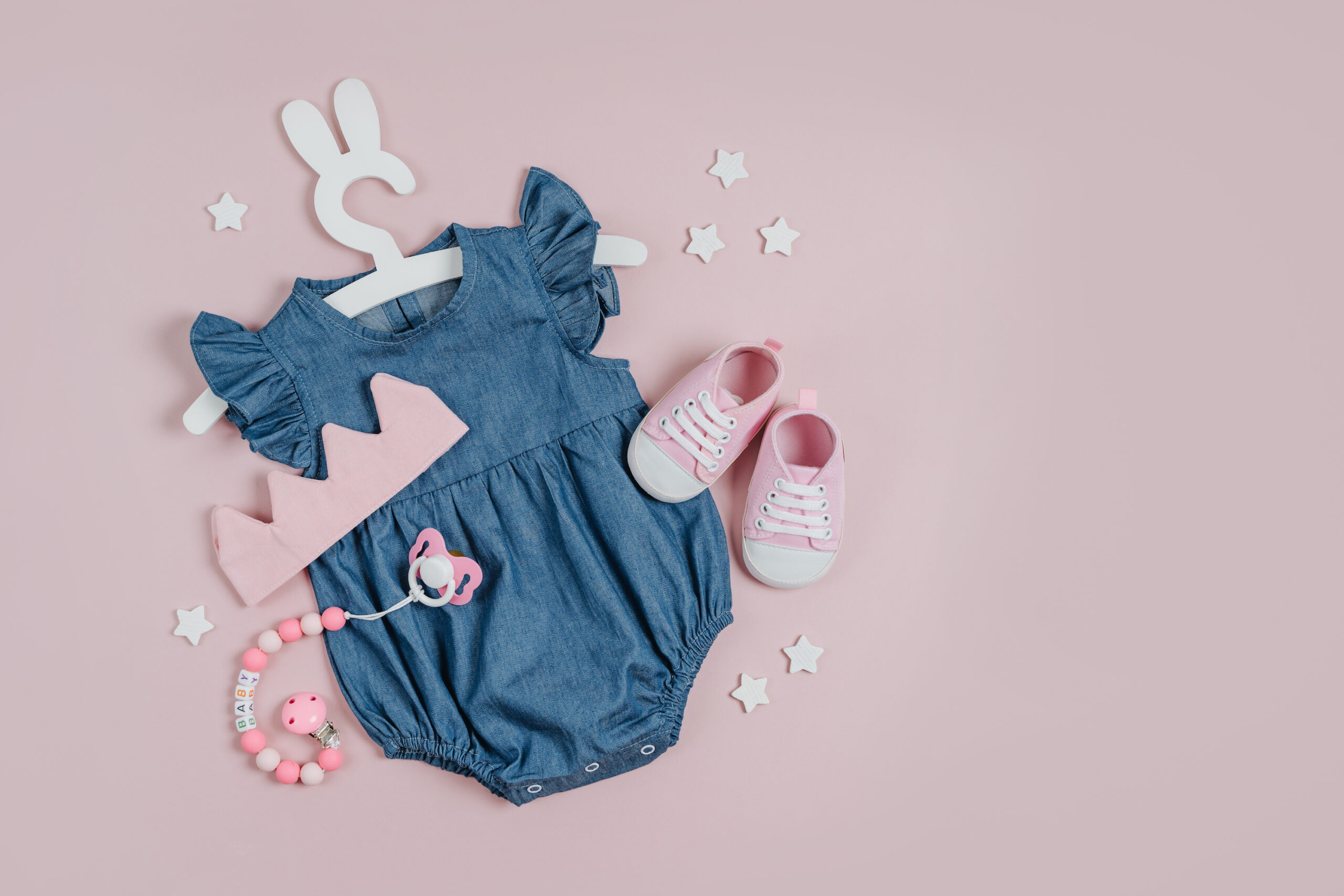 kit de roupinhas de bebê para a lista de enxoval