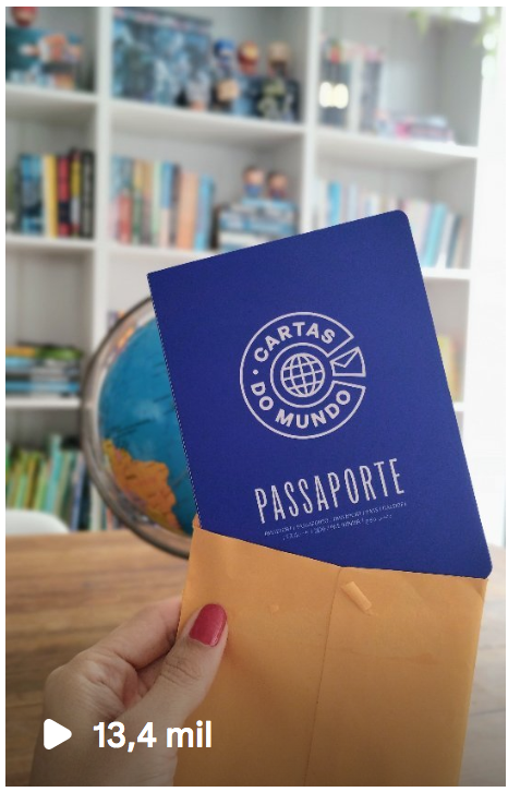 Abrindo a carta do Clube Cartas do Mundo