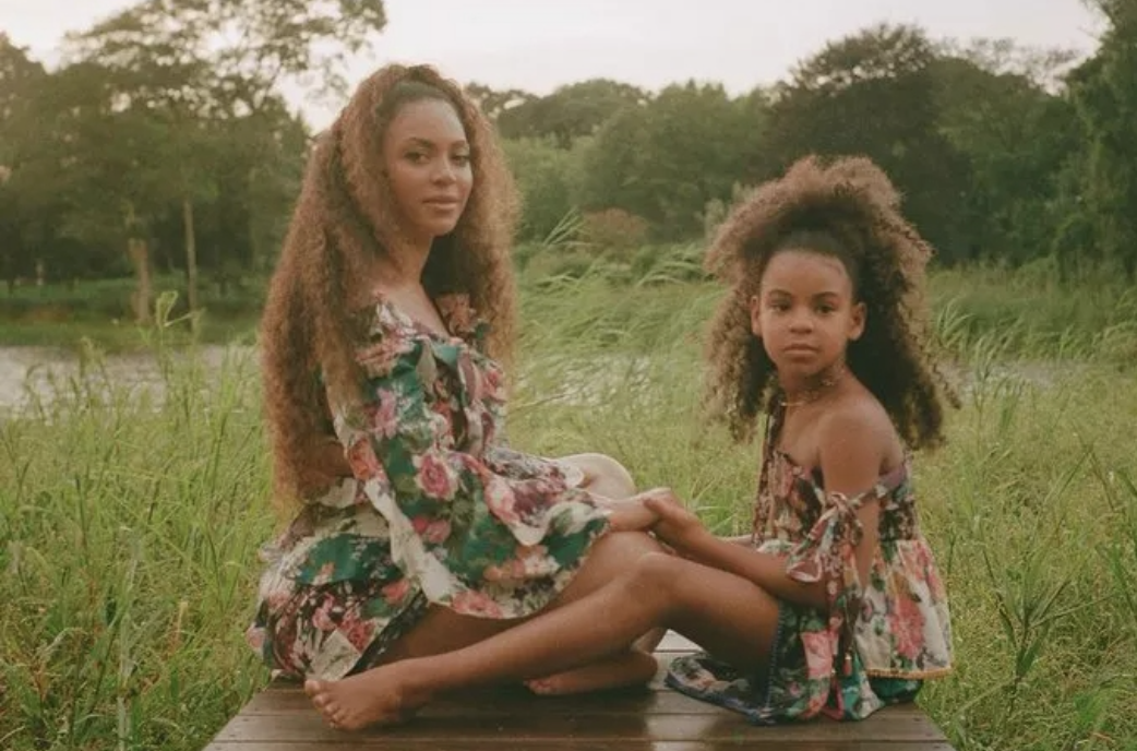 Estilo em Família: Mães famosas e seus filhos que encantam com looks coordenados