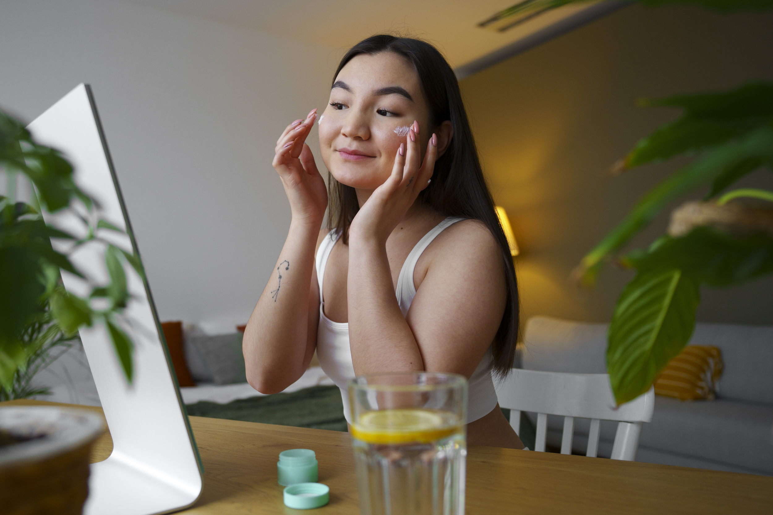 Adolescentes podem fazer skincare? Dermatologista explica sobre a pele jovem