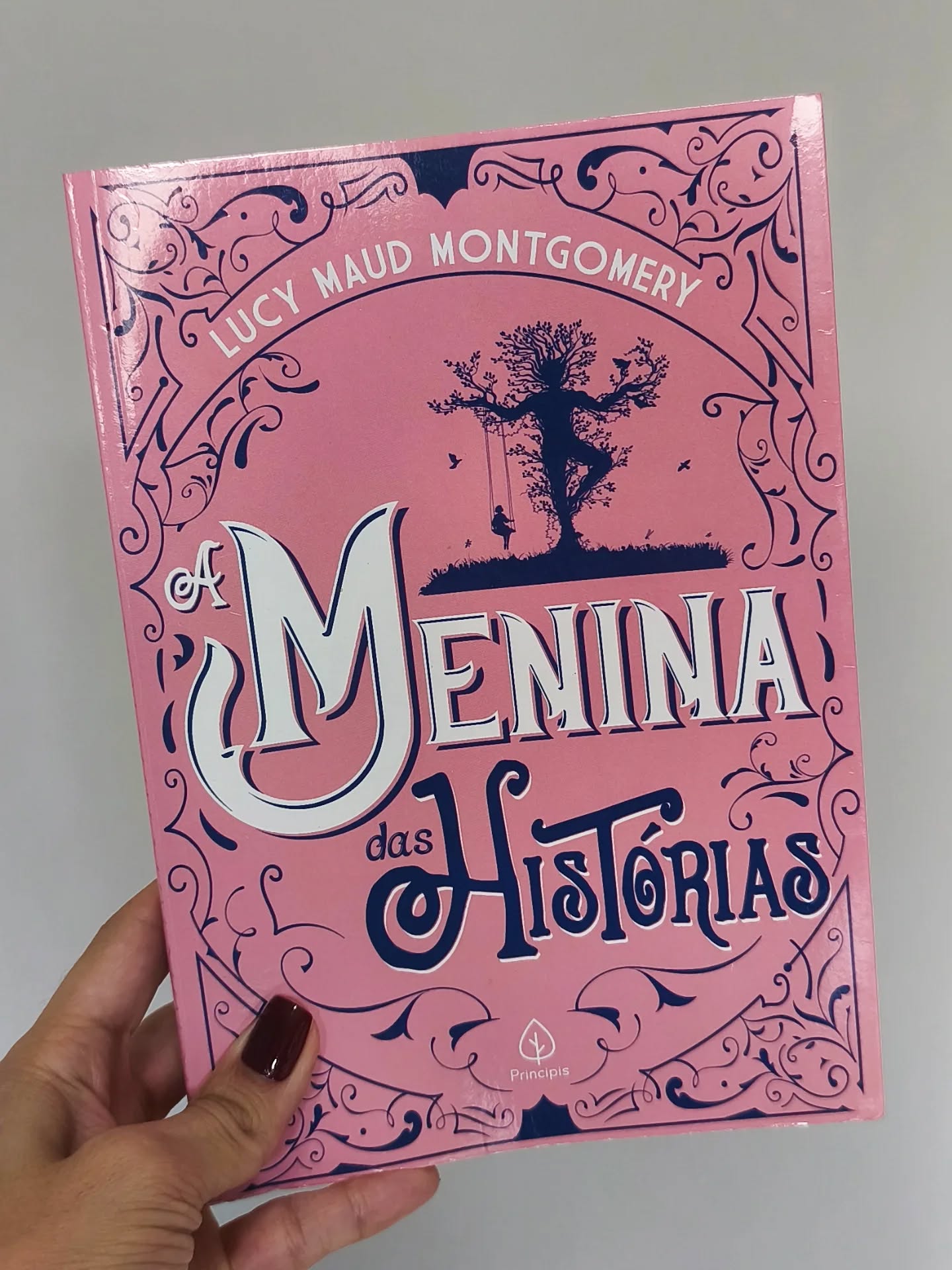 Livro Uma Casa na Floresta de Laura Ingalls Wilder, capa azul com duas meninas correndo, edição Principis